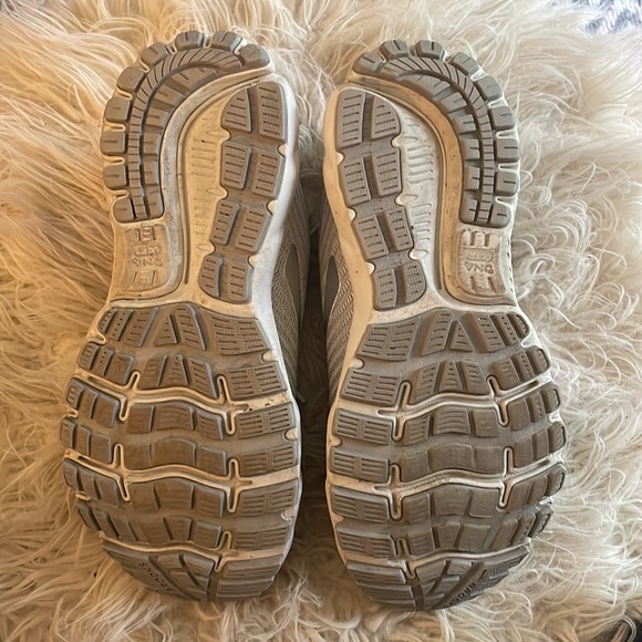 Brooks light gray Ghost 12 women’s running shoes - Picture 3 of 12